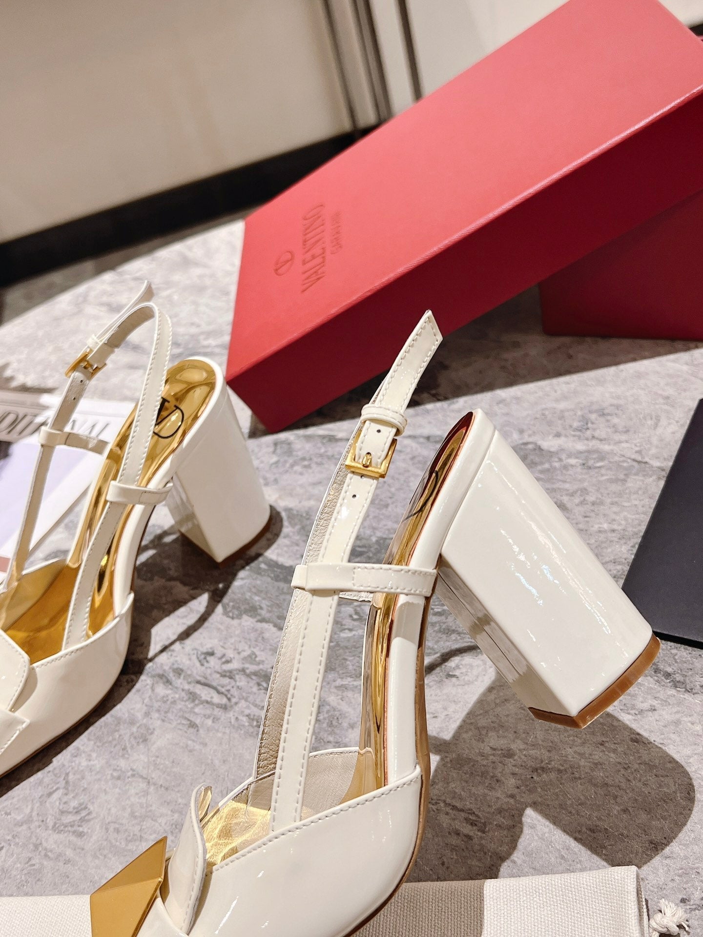 ONE STUD WHITE PATENT LEATHER LACE-UP HIGH HEELS 85 MM