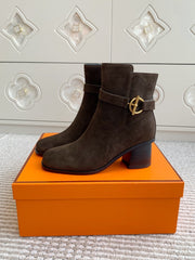 HM 25S ANKLE BOOTS 50 MM IN DARK BROWN SUEDE WITH GOLD HARDWARE