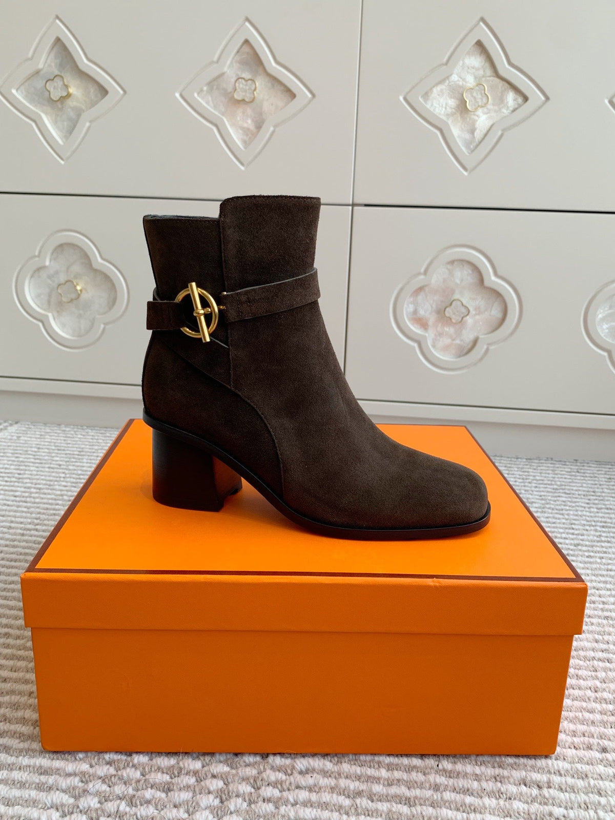 HM 25S ANKLE BOOTS 50 MM IN DARK BROWN SUEDE WITH GOLD HARDWARE