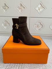 HM 25S ANKLE BOOTS 50 MM IN DARK BROWN SUEDE WITH GOLD HARDWARE