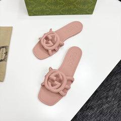 GG SLIDE SANDALS IN PINK RUBBER WITH INTERLOCKING G LOGO DESIGN