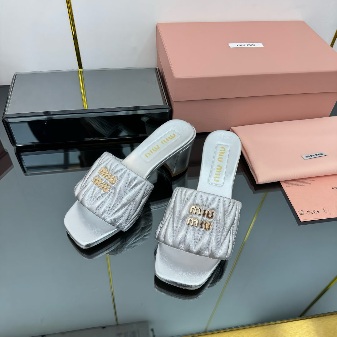 MATELASSÉ SLIDES PUMP IN SILVER PATENT CALFSKIN