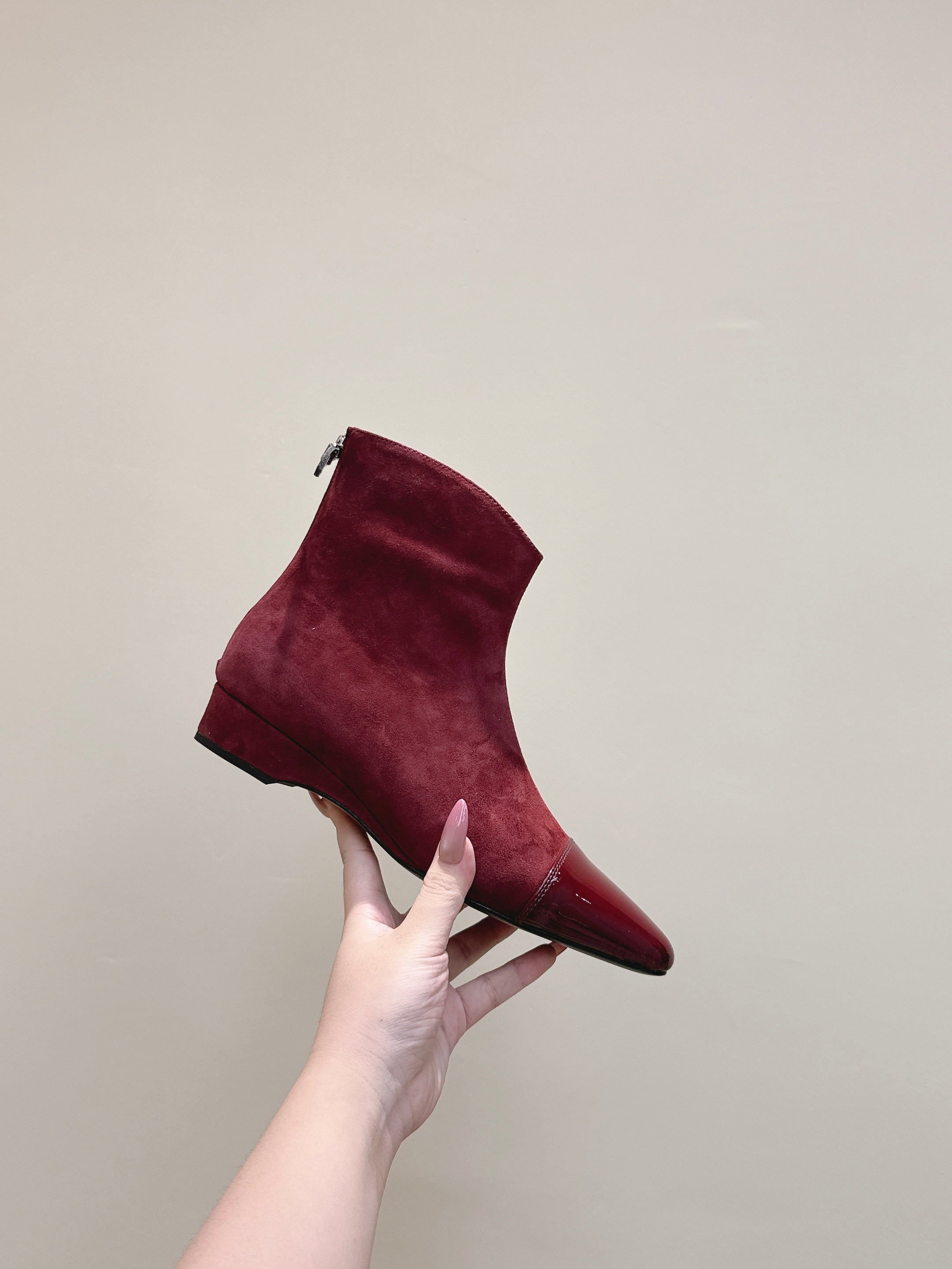 ALAIA 26S ANKLE BOOTS IN DARK RED SUEDE AND GLOSSY CALFSKIN