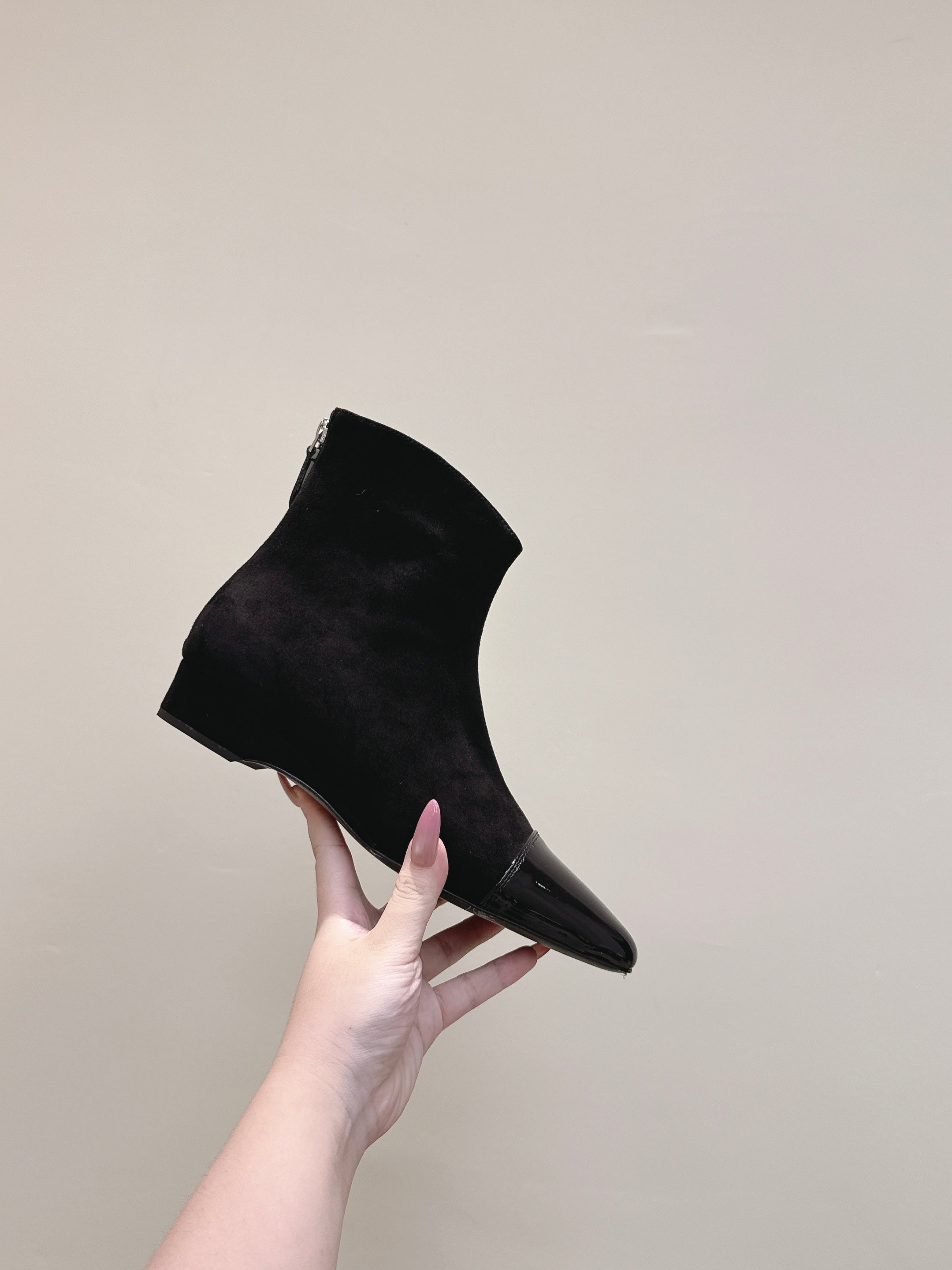 ALAIA 26S ANKLE BOOTS IN BLACK SUEDE AND GLOSSY CALFSKIN