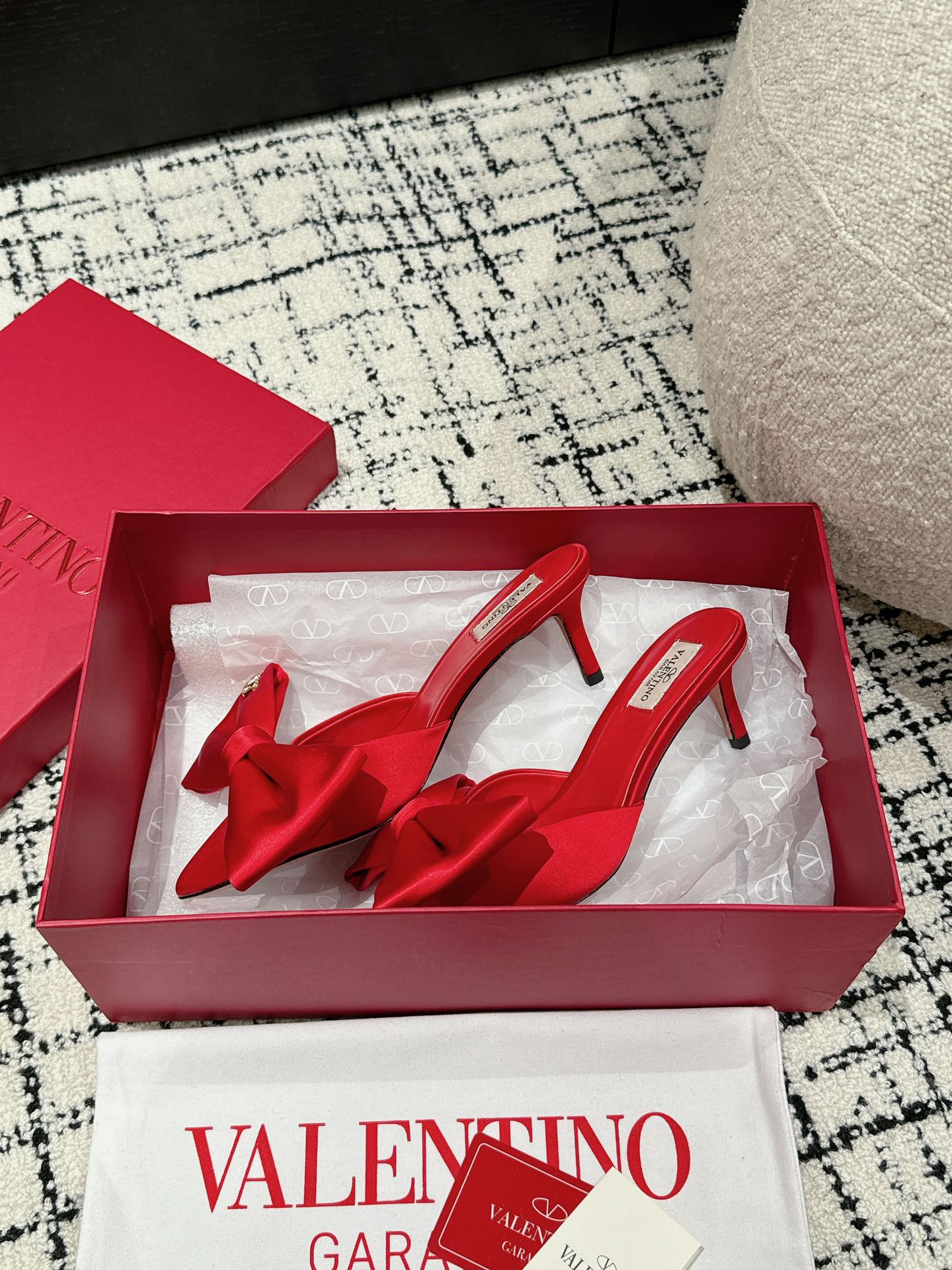 HIGH MULE IN CHERRY RED SILK