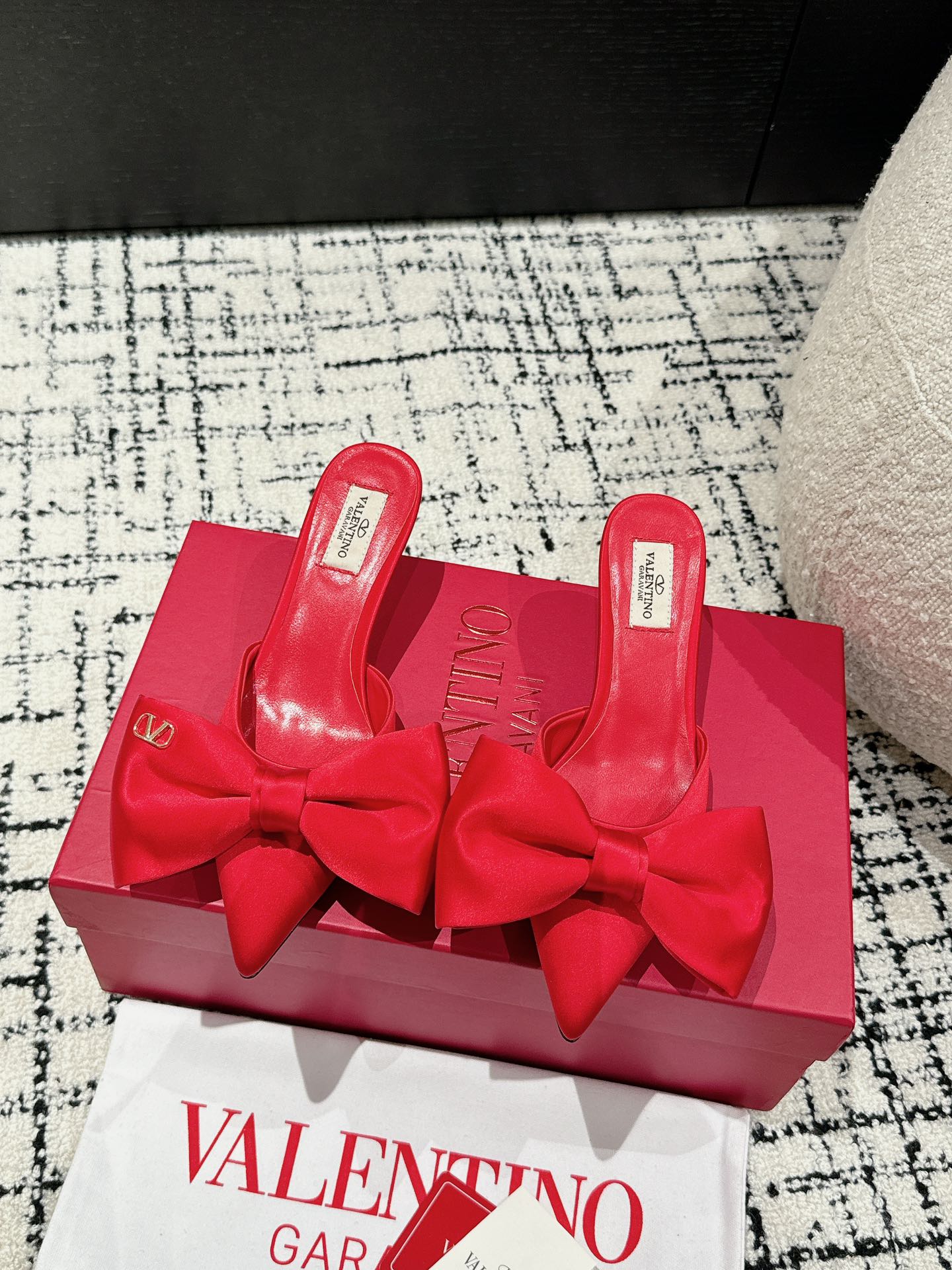 HIGH MULE IN CHERRY RED SILK