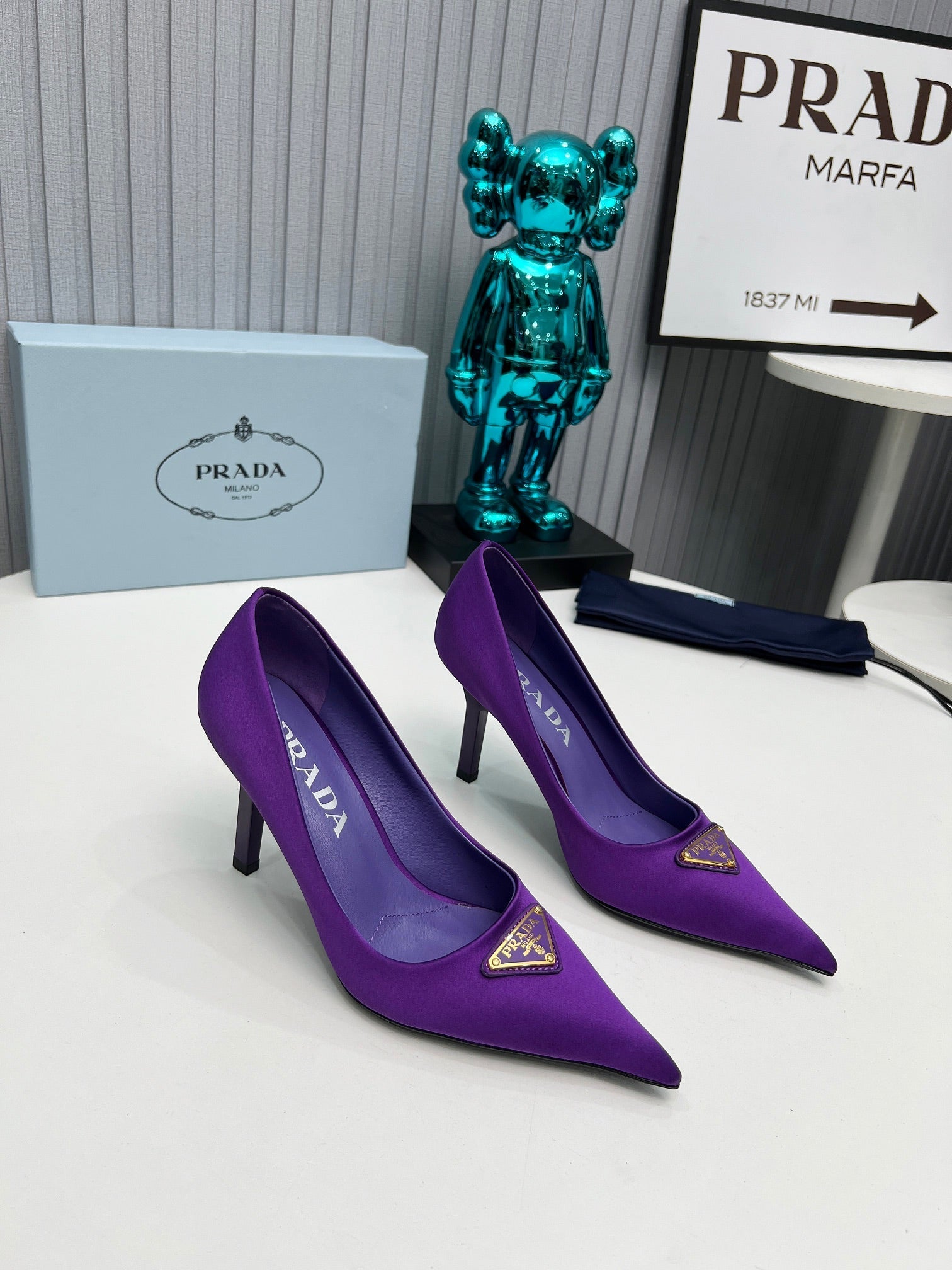 HIGH-HEEL PUMPS IN VIOLET SATIN