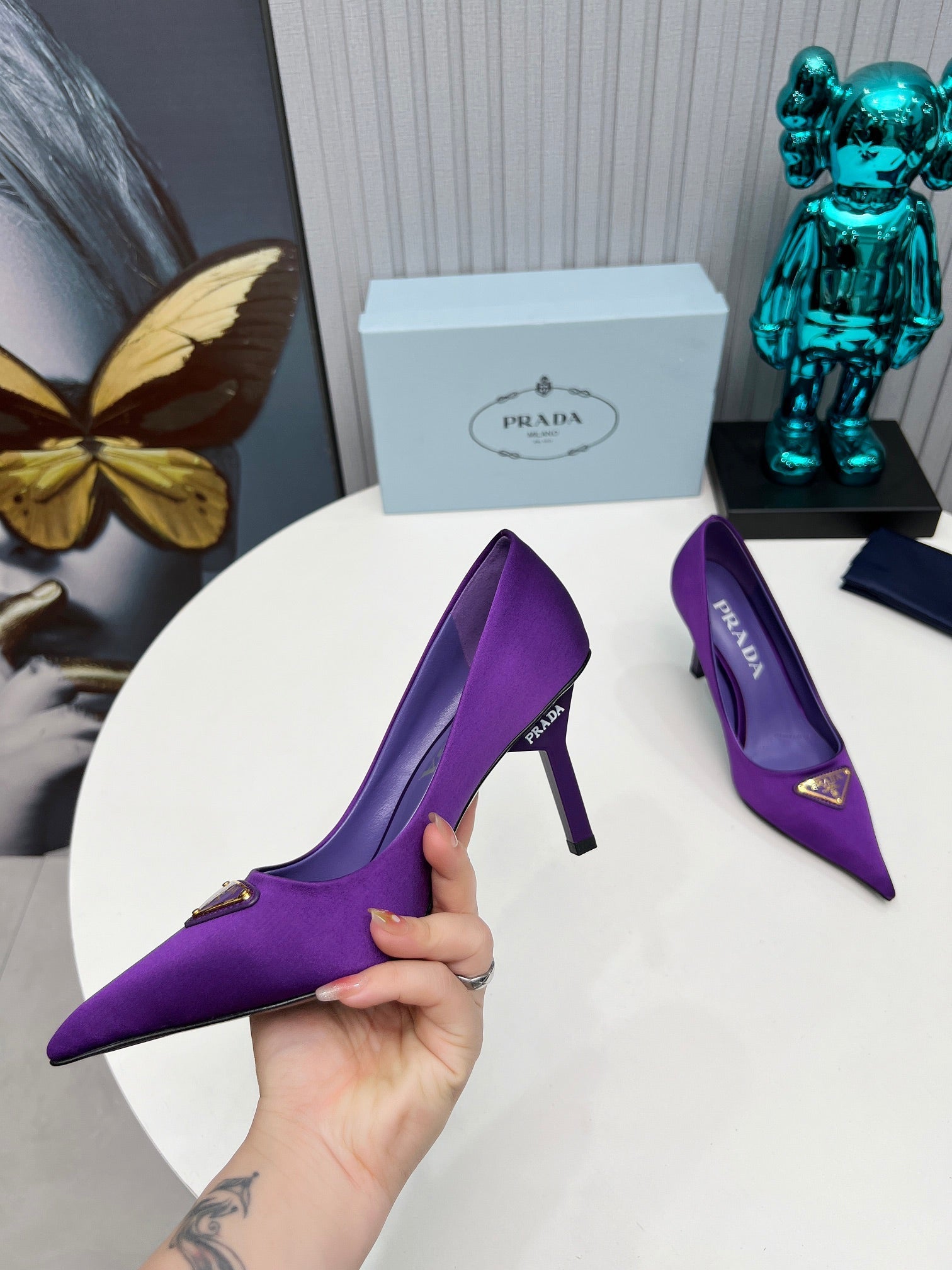 HIGH-HEEL PUMPS IN VIOLET SATIN