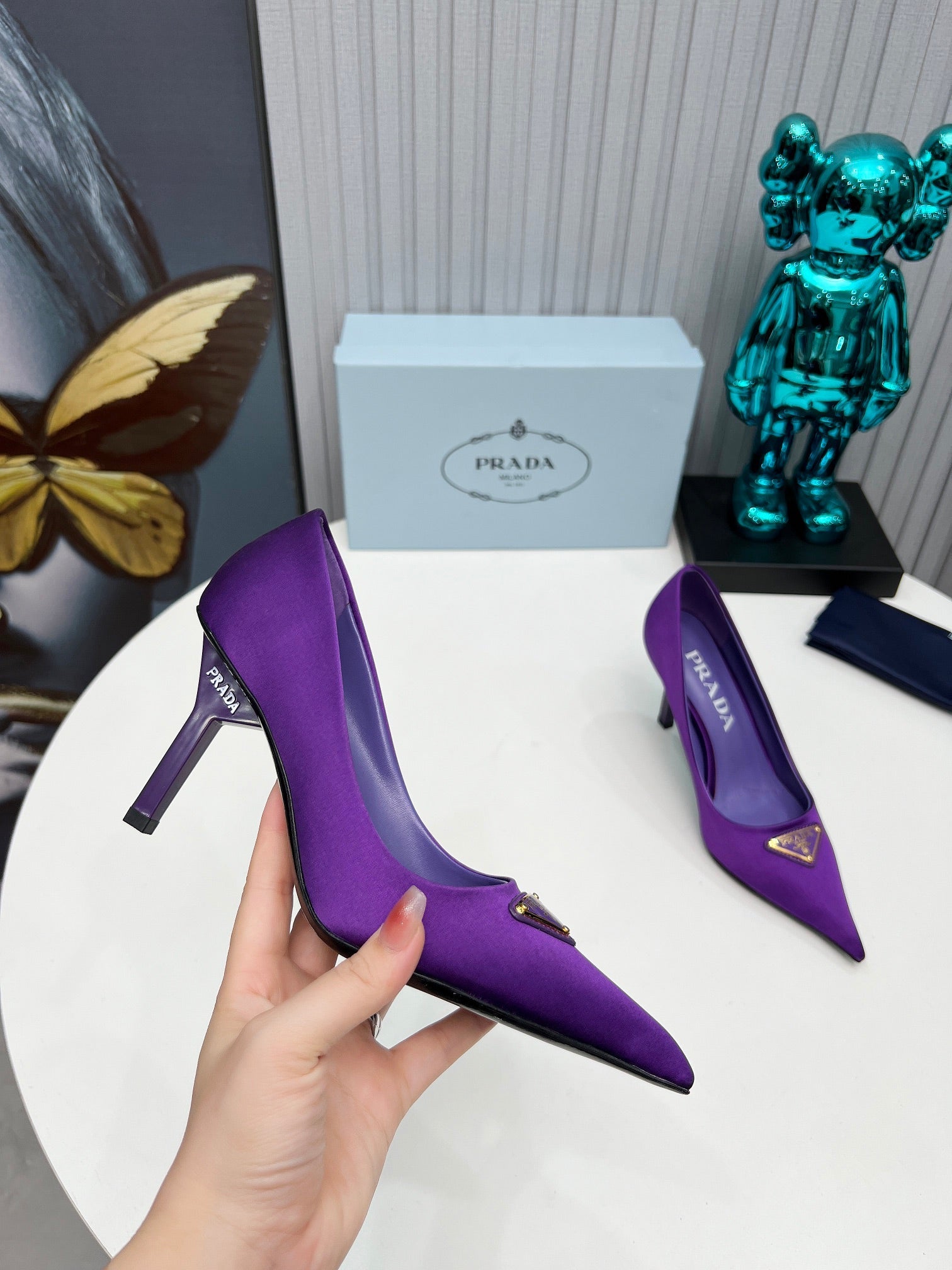 HIGH-HEEL PUMPS IN VIOLET SATIN