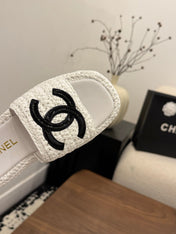CHANEL 26S PLATFORM SLIDES 40 MM IN WHITE WOVEN RAFFIA