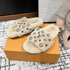 SLIPPER IN PEANUT BROWN WOOL WITH BLACK LOGO